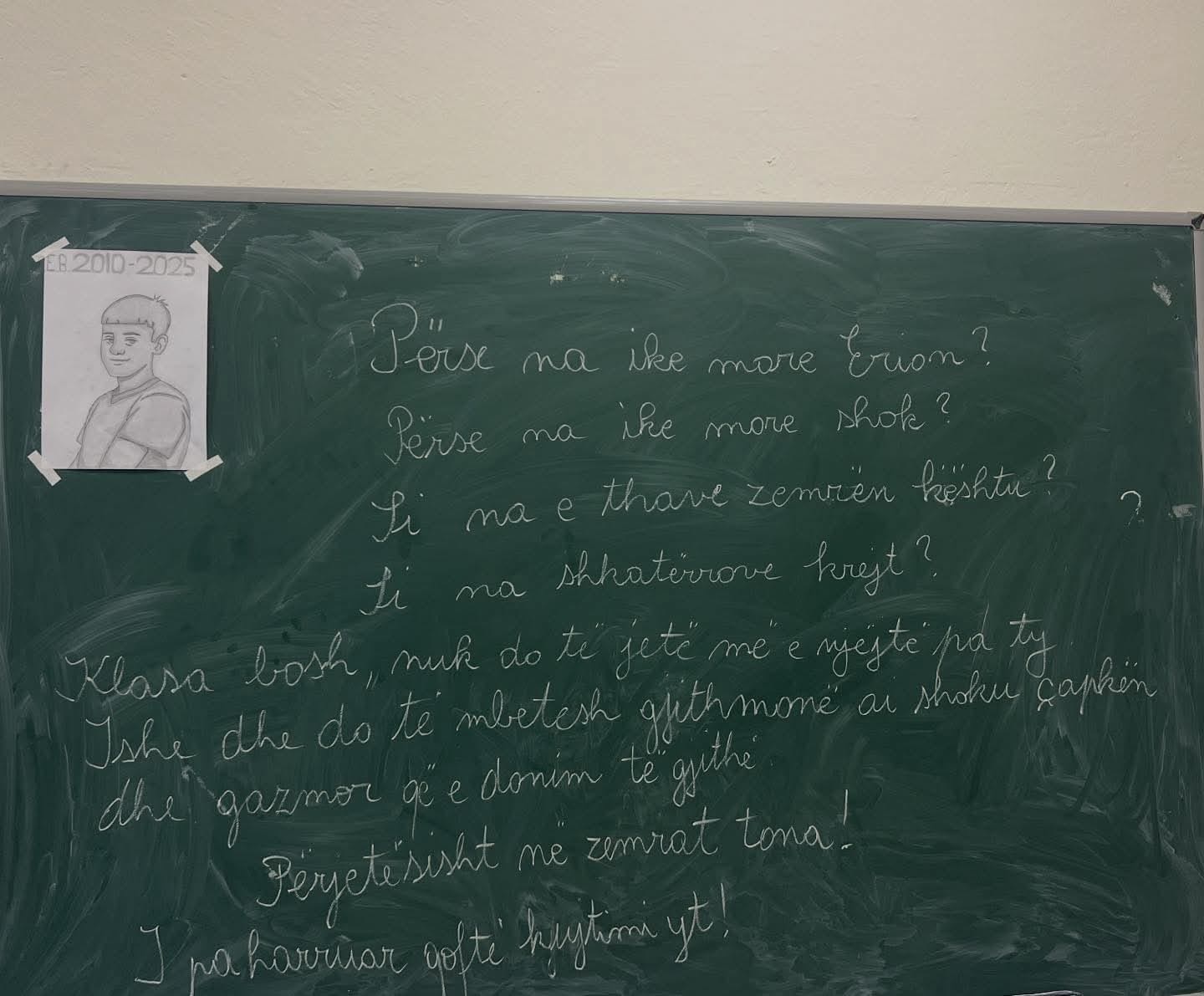 Mesazh zemërthyes në klasën e Erion Bobës, shokët i shkruajnë lamtumirën e fundit