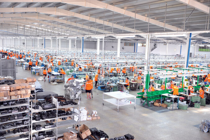 Shqiptarët po zëvendësohen nga të huajt në sektorin fason! Vala e punonjësve nga Mianmari “përmbyt” tregun