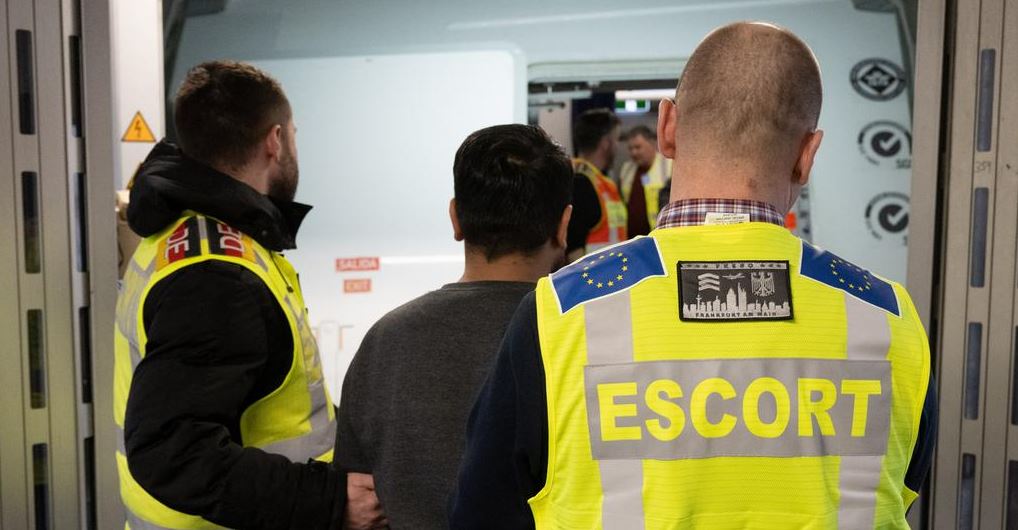 Përgjysmohet numri i aplikimeve për azil në Gjermani! Ashpërsimi i ligjit të shtetësisë dhe mashtrimet me certifikatat e gjuhës