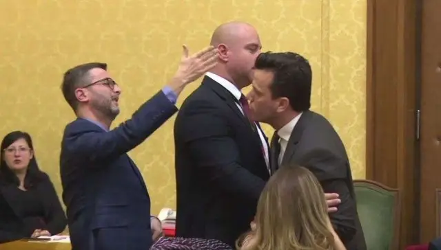 Braçe përplaset me Agron Shehajn: Boll po të them, qepe…