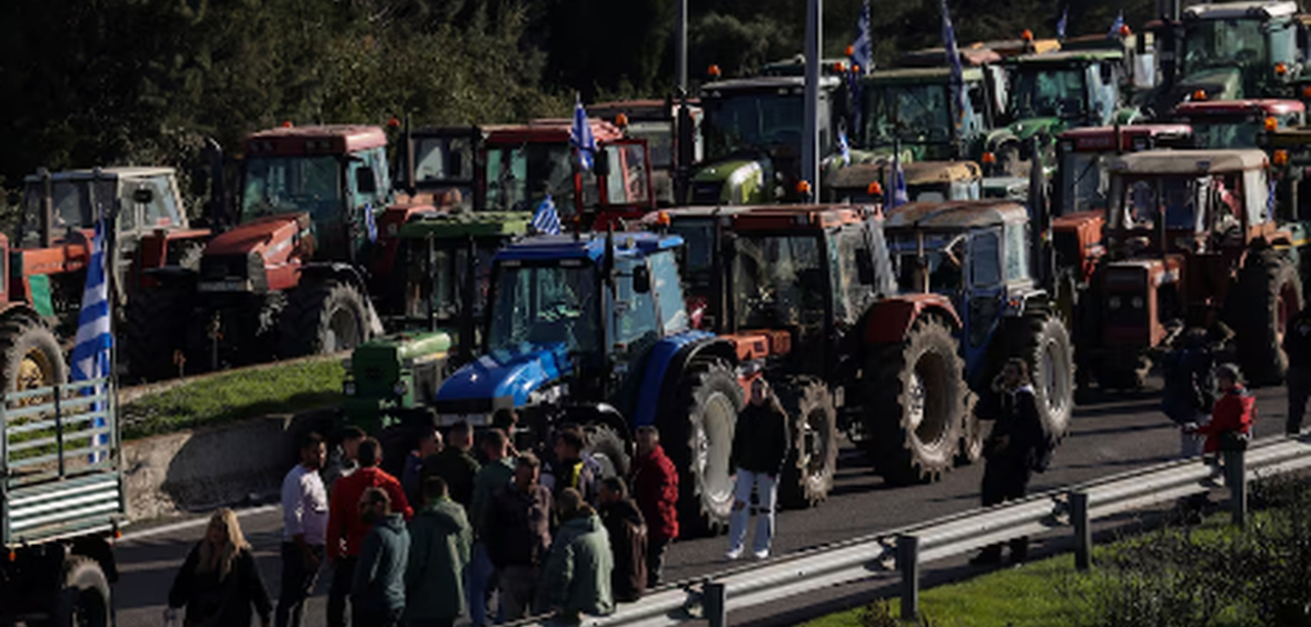 Fermerët përshkallëzojnë protestat, qindra traktorë në rrugë 