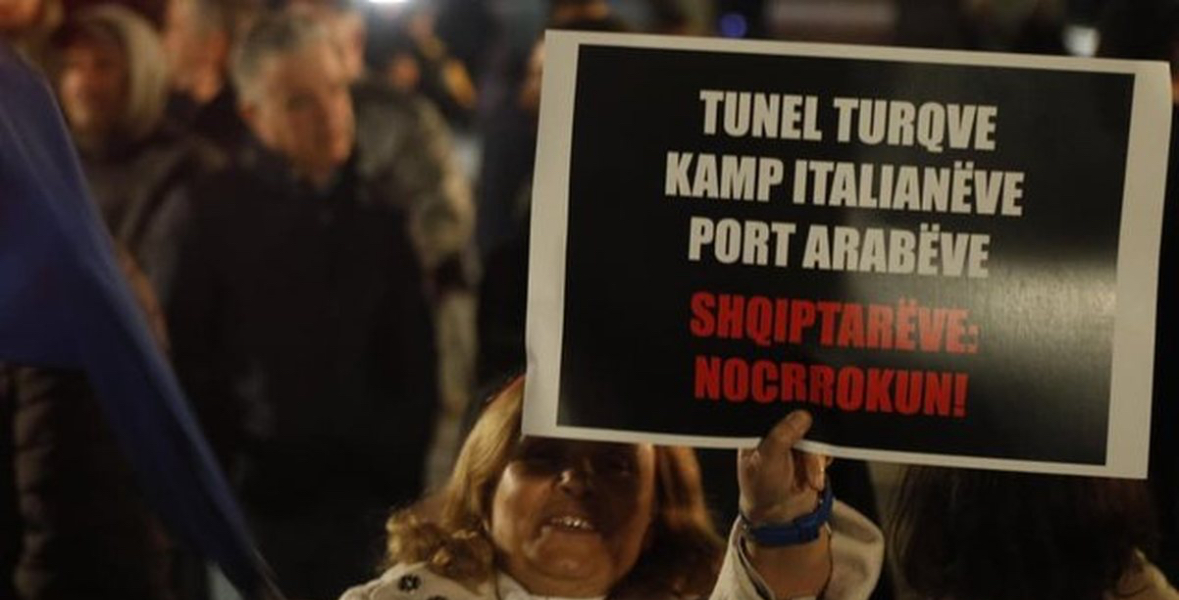 Pankarta të shumta në protestën e opozitës: Tunel turqve, port arabëve ndërsa shqiptarëve ‘Noc Rrokun’ 