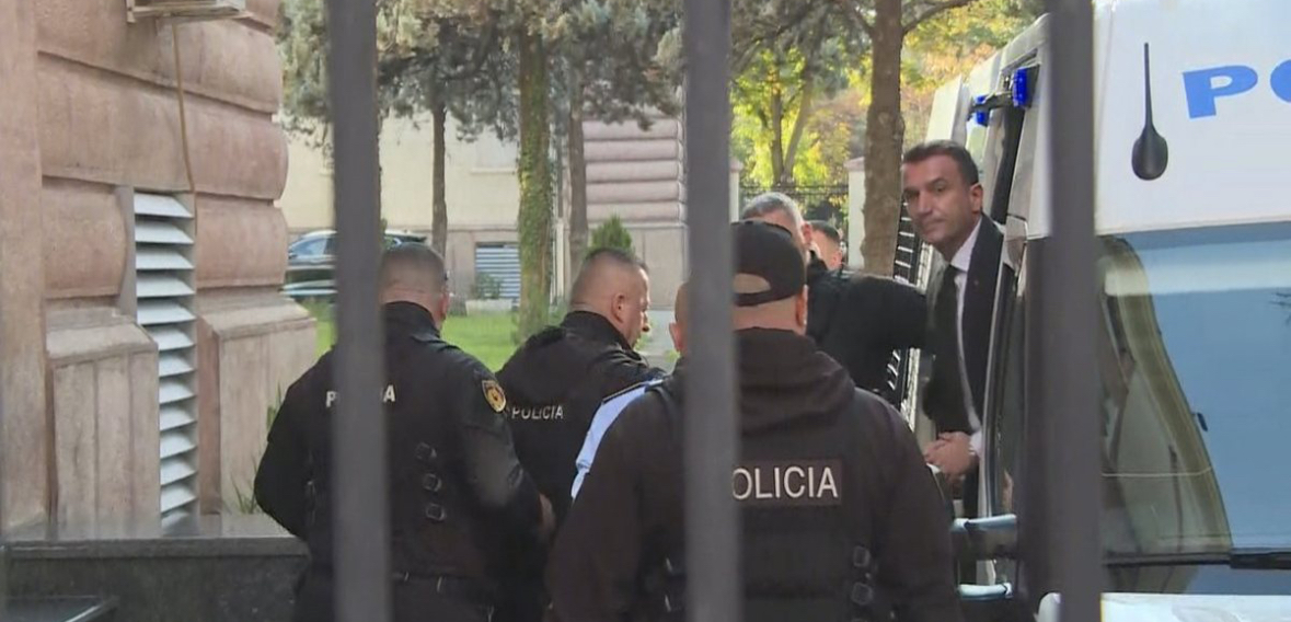 Pretendoi &#8220;trajtim poshtërues&#8221;, GJKKO refuzon Veliajn, nuk e nxjerr nga kafazi i xhamit 