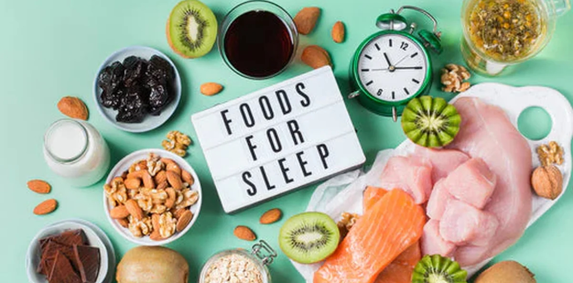 Njihuni me 8 ushqimet dhe pijet që përmirësojnë cilësinë e gjumit! 