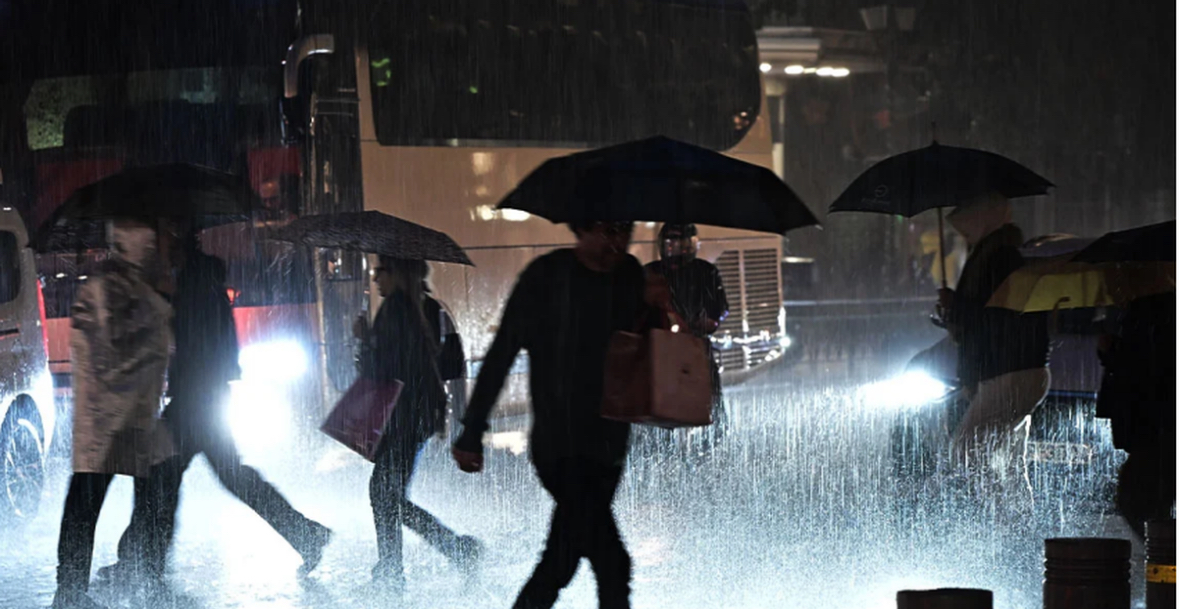 Greqia goditet nga moti i keq, makina zhytet në ujë nga përmbytjet masive, shpëtohet familja 