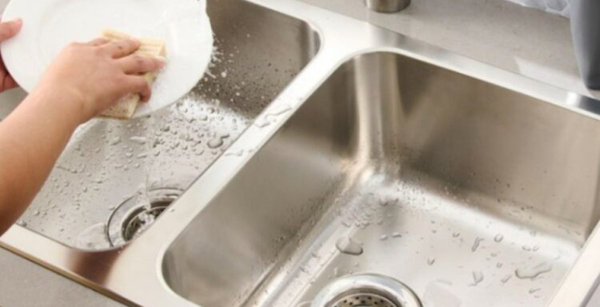 Mos e bëni këtë gabim në kuzhinë! Ja shtatë gjërat që nuk duhet t’i mbani kurrë në hapësirën poshtë lavamanit 