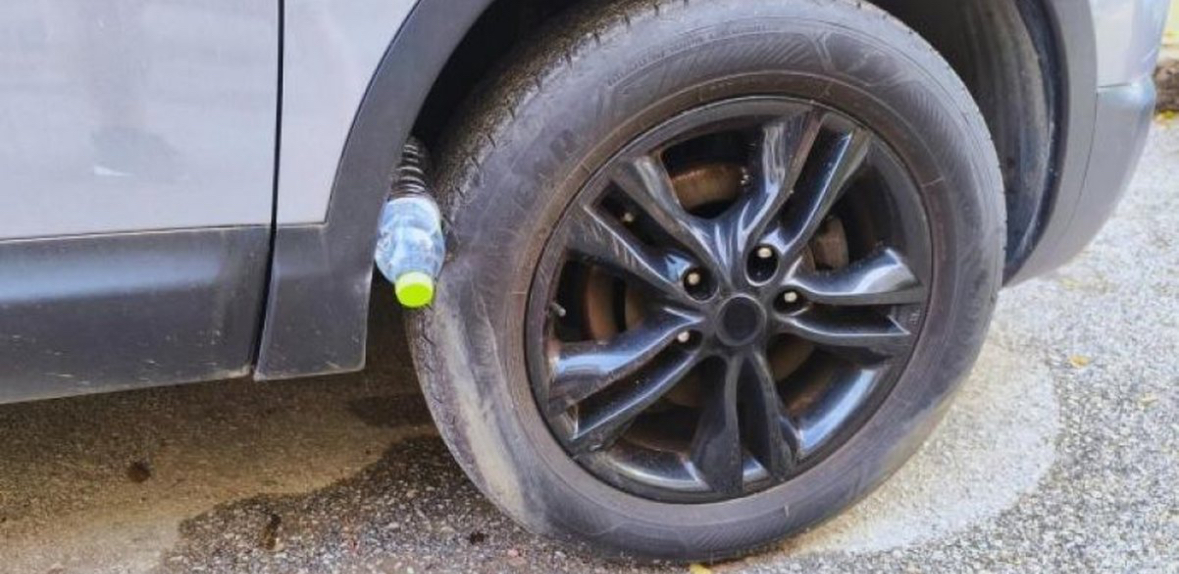 Shishe plastike në gomat e makinës, ja truku më modern i grabitësve 