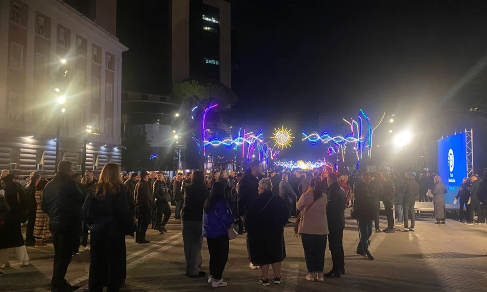 Nis ‘foltorja’ e Sali Berishës, vetëm dhjetëra protestues në shesh/ I pranishëm edhe Salianji