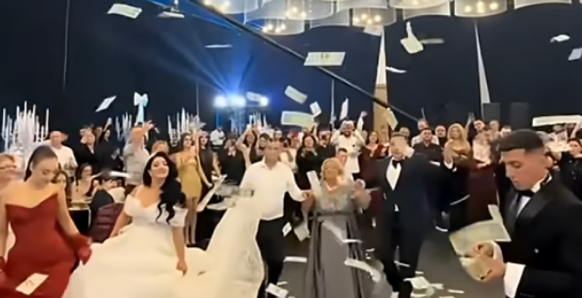 ‘Familja është prioritet’/ Myrto Uzuni u përgjigjet kritikëve pas dollarërve të hedhur lumë në dasmën e motrës 