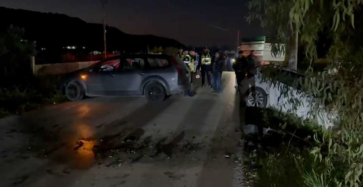 Aksident i rëndë në aksin Fier-Ballsh, dy makina përplasen me njëra-tjetrën, 2 të lënduar