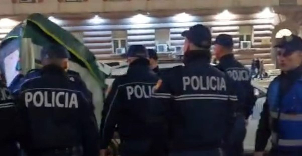 Lapaj ngre çadër para Kryeministrisë, policia ndërhyn dhe e heq me forcë 