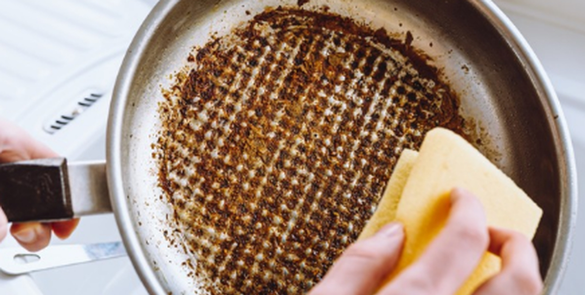 Largoni njollat e tiganëve duke përdorur këtë truk në kuzhinë 