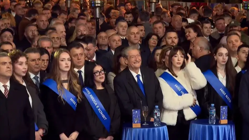 PD feston 35-vjetorin, Berisha i pranishëm në ceremoninë para selisë së partisë