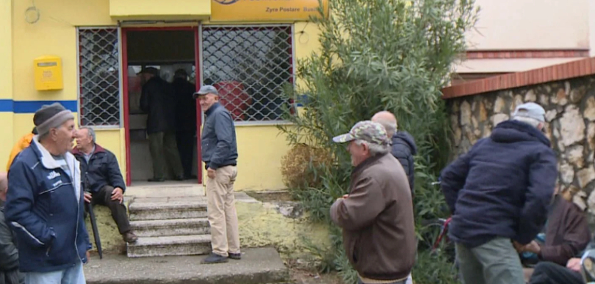 Të moshuarit e Bushatit në pritje pa fund. Tre muaj radhë për pensionin 