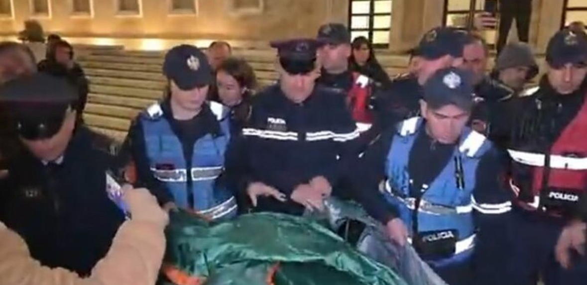 Adriatik Lapaj dhe protesta para Kryeministrisë, ndërhyn sërish policia 