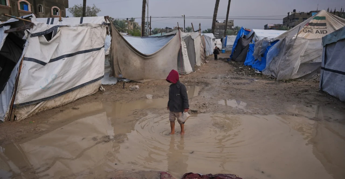 Tenda të përmbytura nga moti i keq në Gaza, banorët e pastrehë zhvendosen në rrënojat e ndërtesave të bombarduara