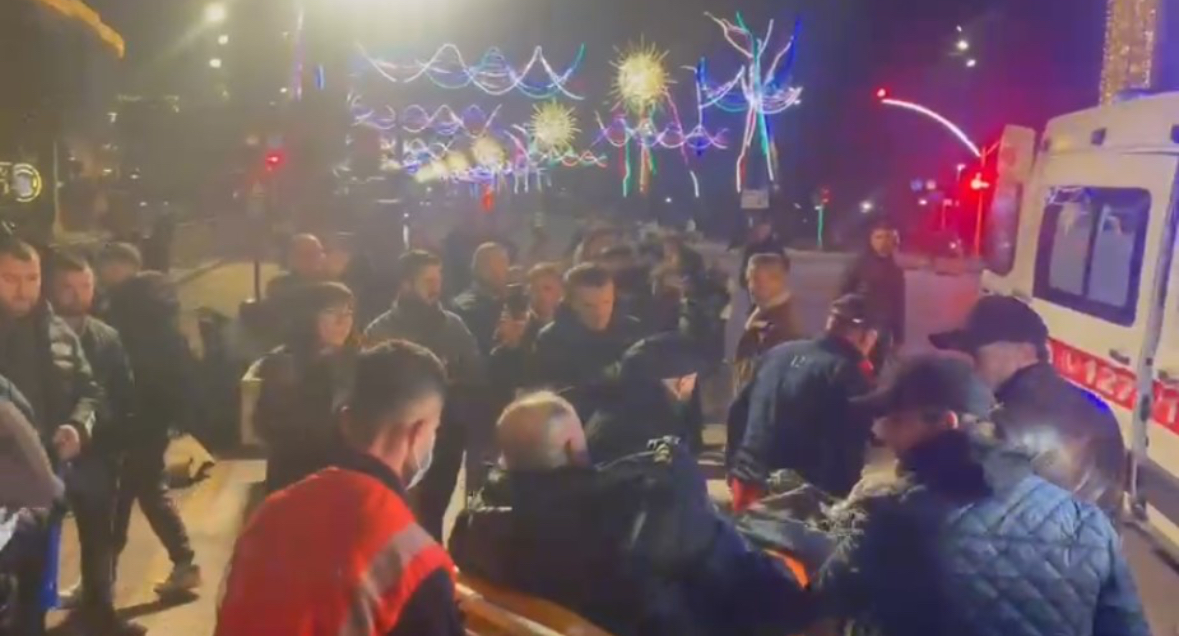 Sërish tensione në protestën e Lapajt, një person shoqërohet me ambulancë në spital