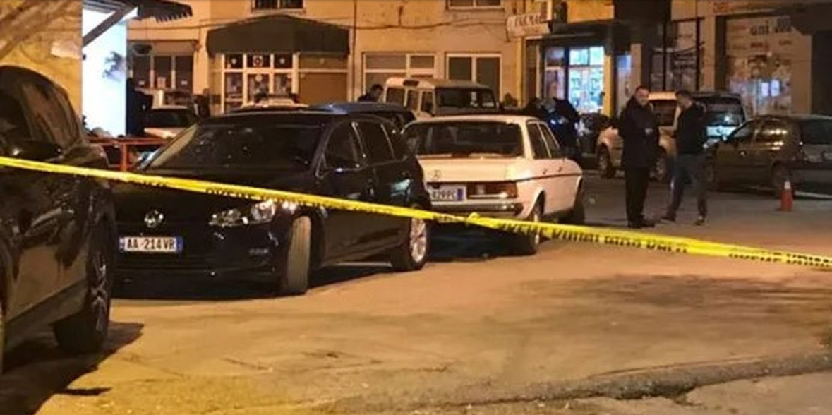 Panik në Sarandë/ Gjendet një armë zjarri brenda një çante në mes të qytetit 