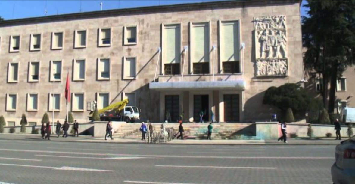 Ndryshime në qeveri/ Andrea Shllaku emërohet zv.ministri i ri i Mbrojtjes 