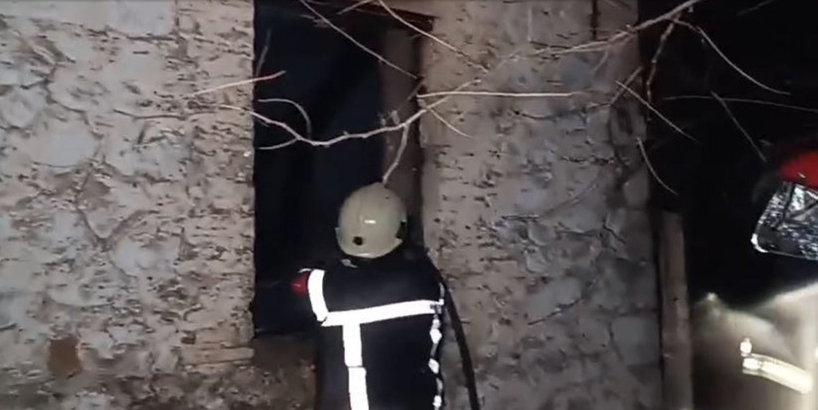 Digjet një shtëpi e pabanuar në Lushnje, dyshohet për… 