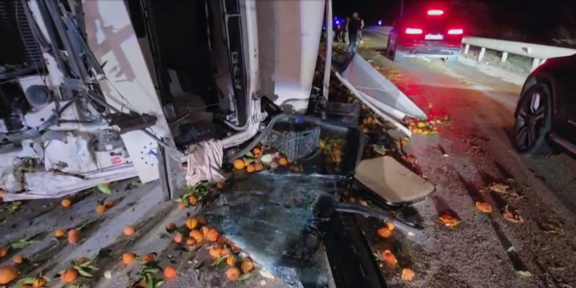 Aksident në aksin Levan-Tepelenë/ Kamioni ngarkuar me agrume del nga rruga, lëndohet shoferi 