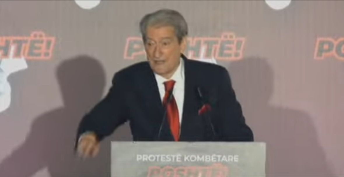 Berisha revoltohet mes fjalimit: Marshim drejt Surrelit! Ne i shpallim luftë armikut të shqiptarëve! 