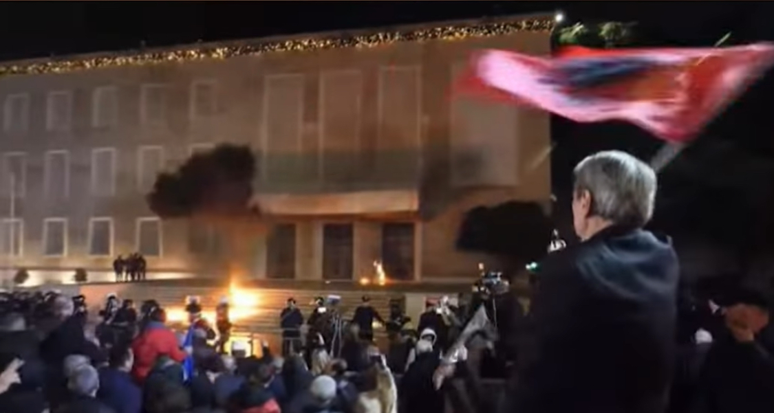 Tensione në protestën e PD, protestuesit hedhin molotov drejt Kryeministrisë