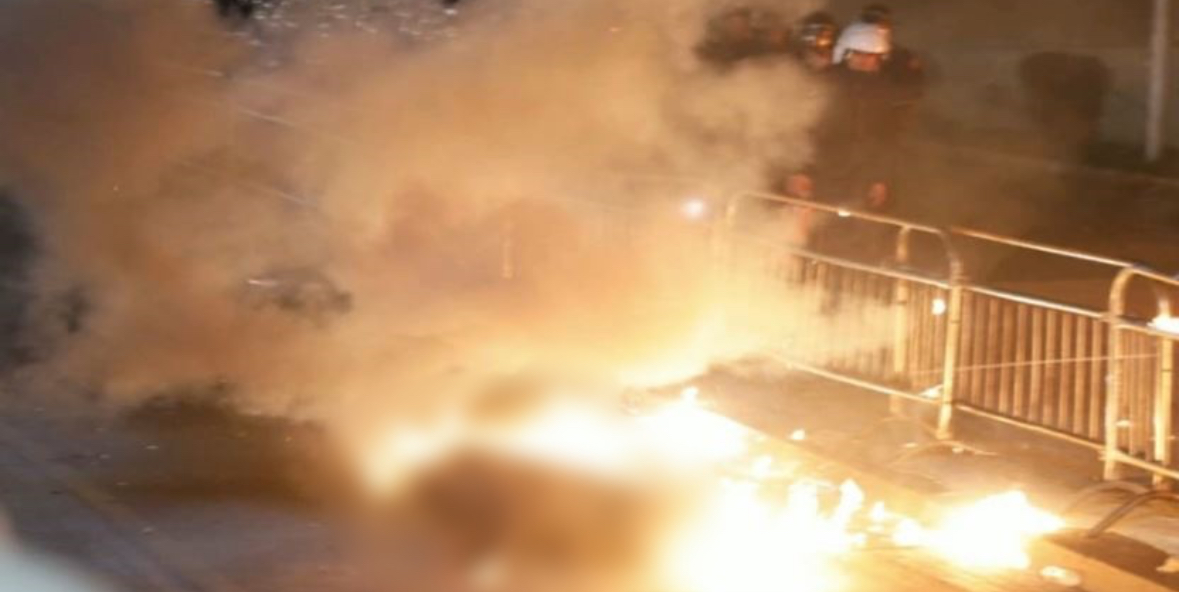 Protestuesit i shpërthen molotovi tek këmbët, merr flakë përpara Kryeministrisë