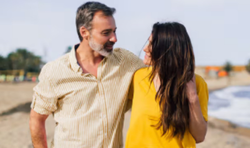 Pse meshkujt priren të pëlqejnë dhe të dalin me femra më të reja në moshë? 