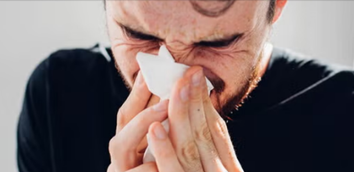 Mbajtja e teshtimës mund të jetë e rrezikshme, rasti i 34 vjeçarit që pësoi çarje fyti 