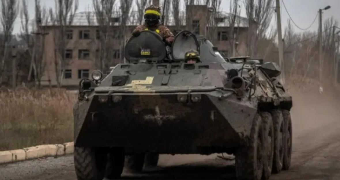 “Do të ruajmë jetën e ushtarëve”/ Ukraina humb qytetin lindor të Siverskut, Rusia përparon me territore