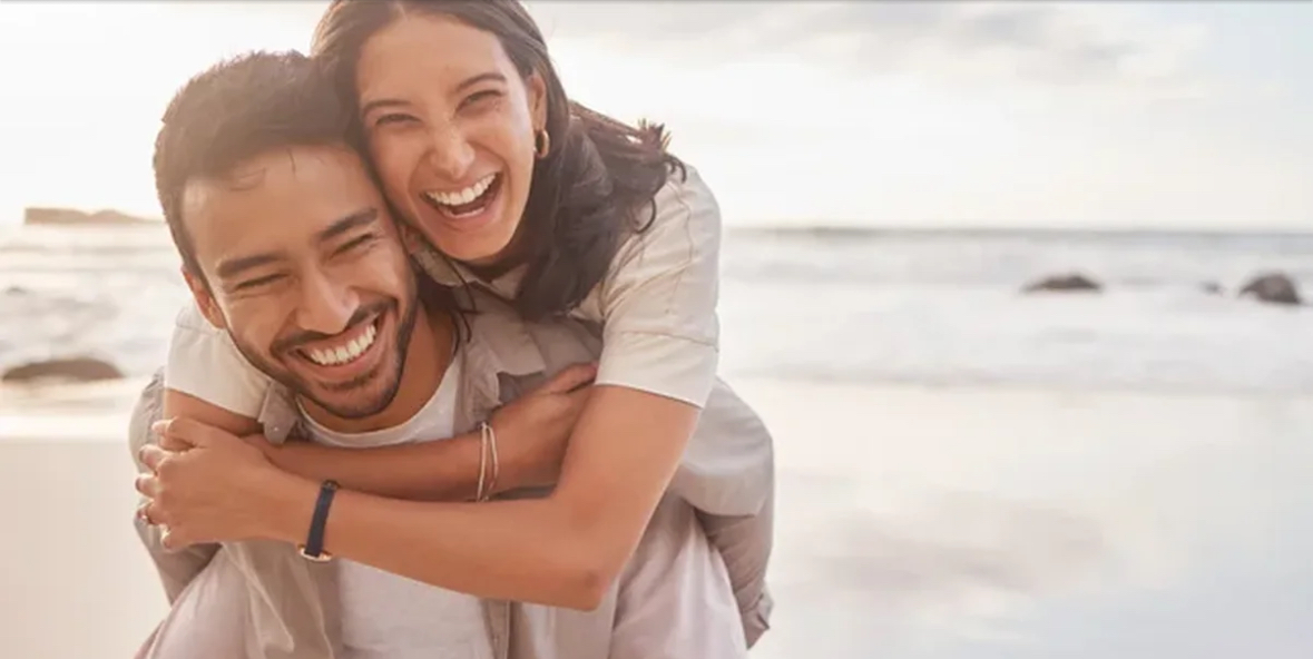 Pse meshkujt priren të pëlqejnë dhe të dalin me femra më të reja në moshë? 