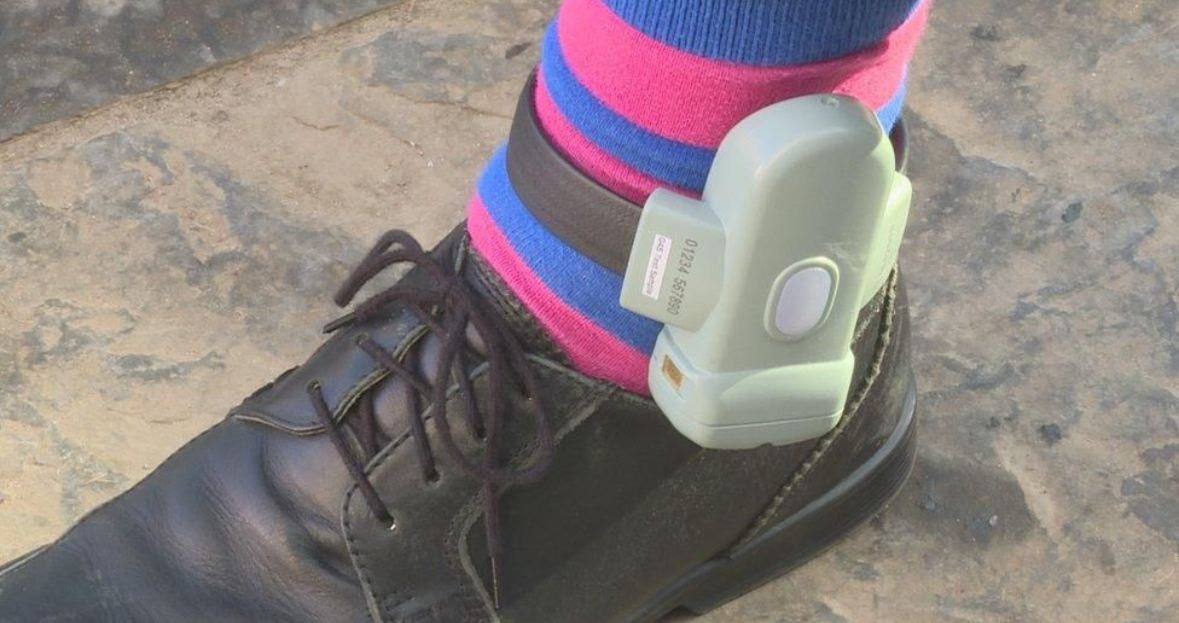 I kërkonte Franca, dy “skifterët” shqiptarë kapen në Angli, njërit i vendosin “Rolex” në këmbë