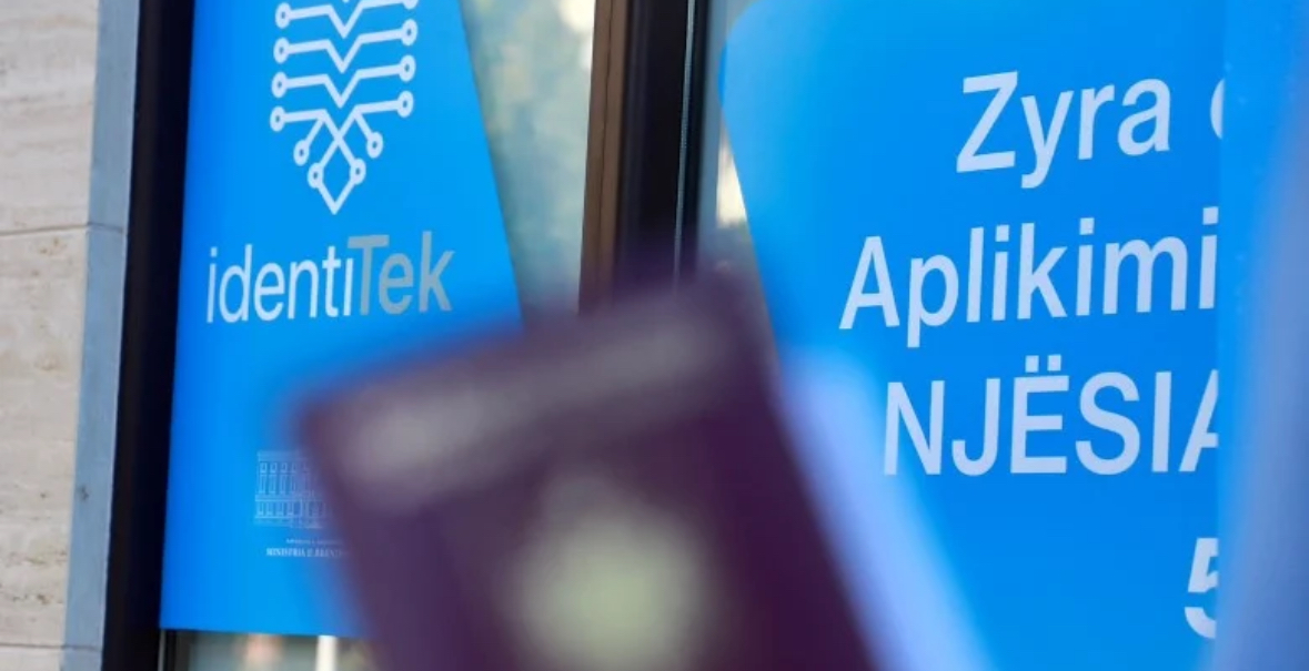 Fluks nga shqiptarët që kthehen për festa, zyrat e aplikimit për dokumente identifikimi do të jenë të hapura edhe nesër