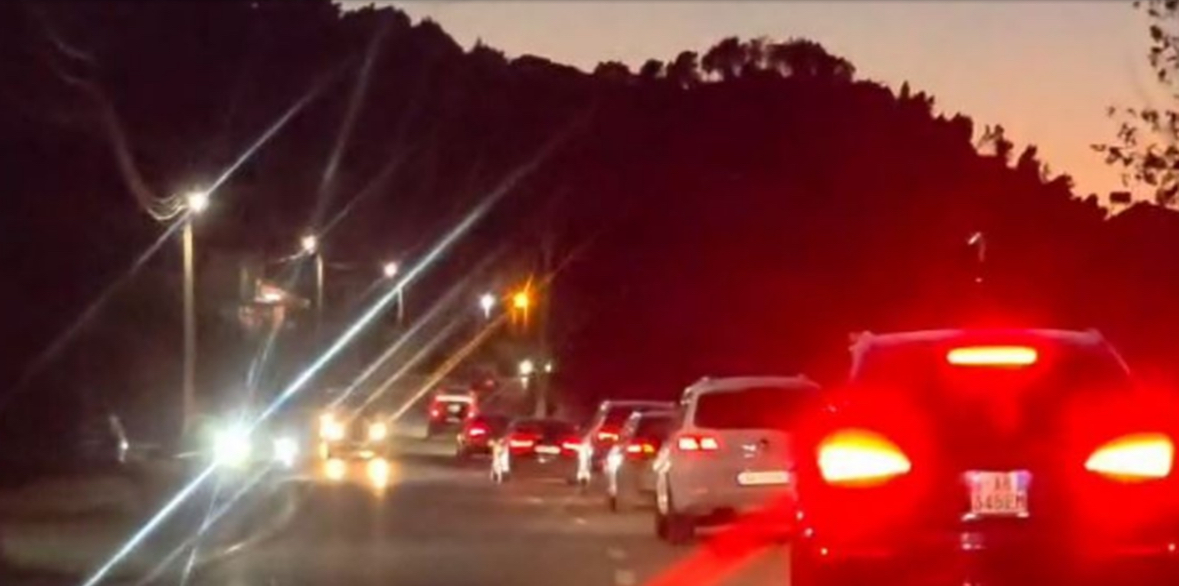 Krishtlindjet shtojnë fluksin, trafik i rënduar në aksin Elbasan-Librazhd 