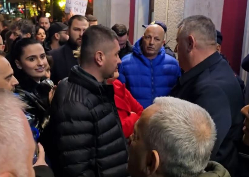 Tre ditë pa ujë në Vlorë, banorët hyjnë me forcë në mbrëmjen gala në Teatrin “Petro Marko”! Ndërpresin shfaqjen