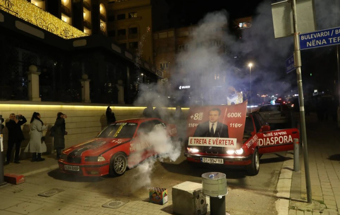 Nis festa në Prishtinë, mbështetësit e Vetëvendosjes “pushtojnë” rrugët