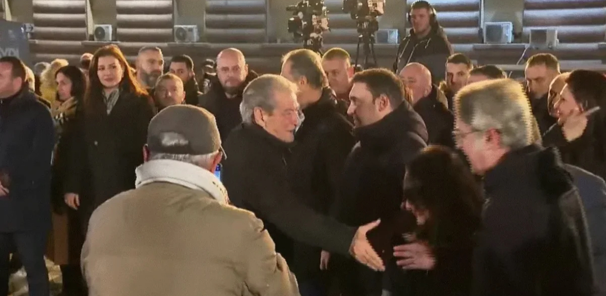 “Foltorja” para Kryeministrisë/ Berisha i bashkohet demokratëve përpara Kryeministrisë 
