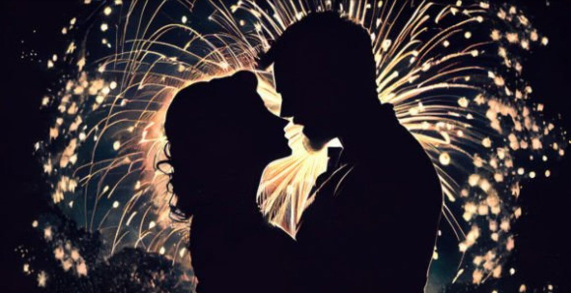 Përse duhet të PUTHNI dikë mesnatën e Vitit të Ri?! Tradita që ju ndihmon