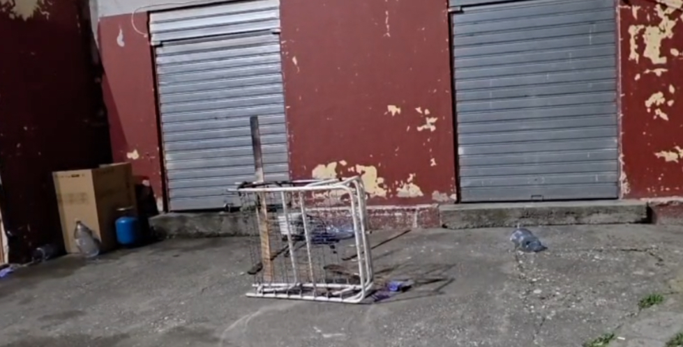 U gjet thuajse i shkrumbuar në banesë, policia jep detaje për ngjarjen në Elbasan: 66-vjeçari humbi jetën pasi…