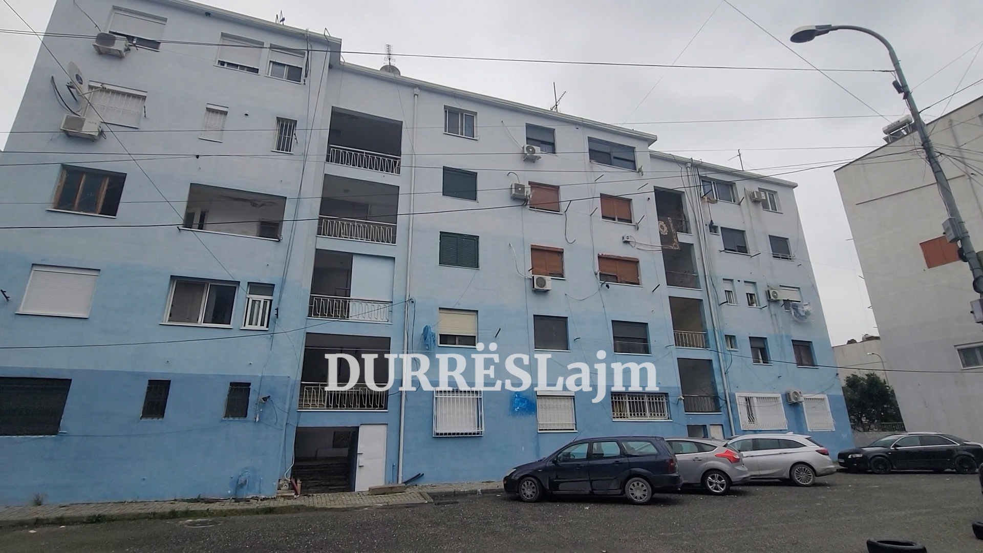 Pallati &#8220;i pushtuar&#8221; në lagështira në Durrës, rrezik potencial për banorët. Bashkia: Do të ndërhyhet! (VIDEO)