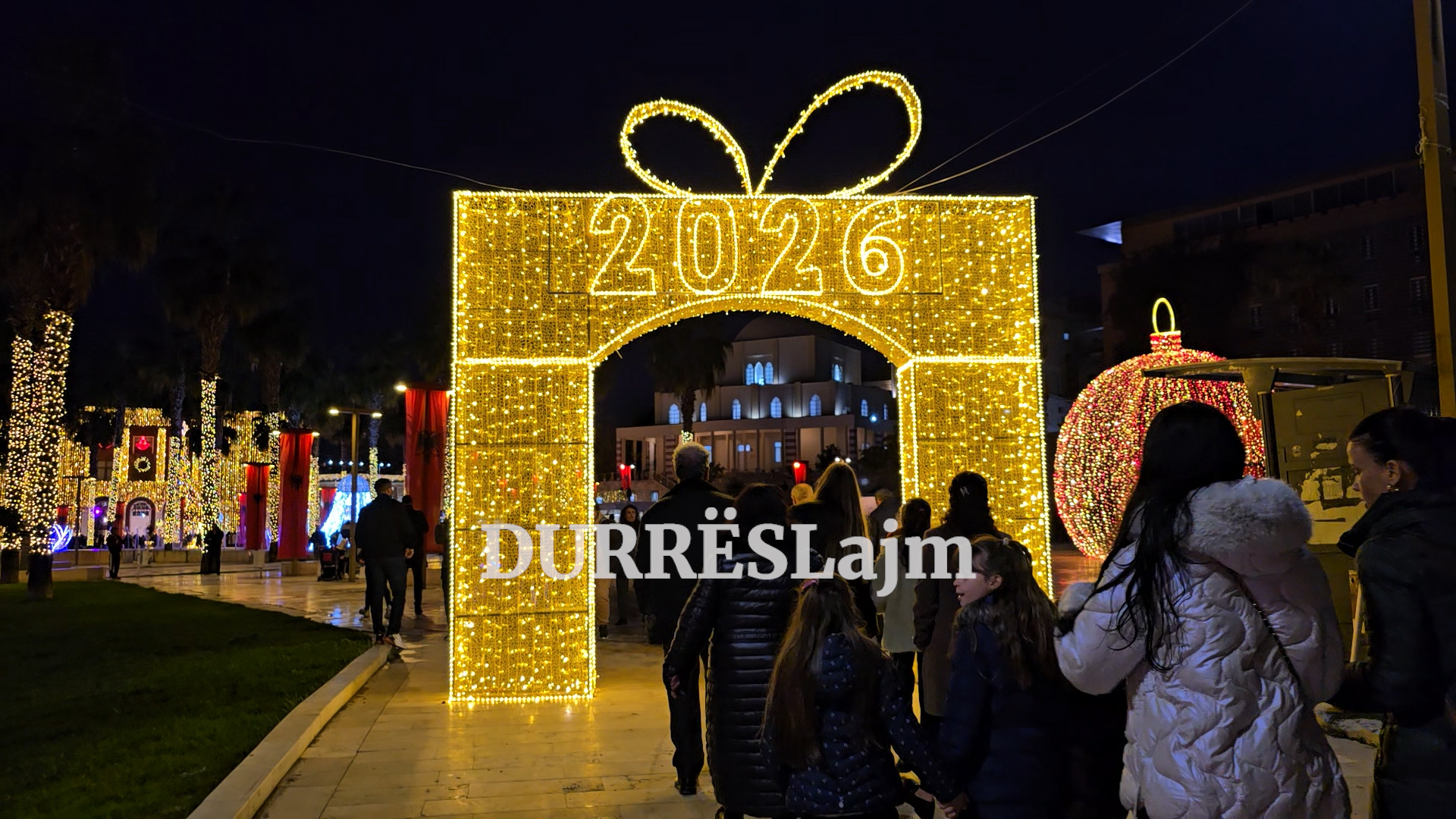 Qytetarët durrsakë: Dekori festiv më i bukur se çdo vit! (VIDEO)