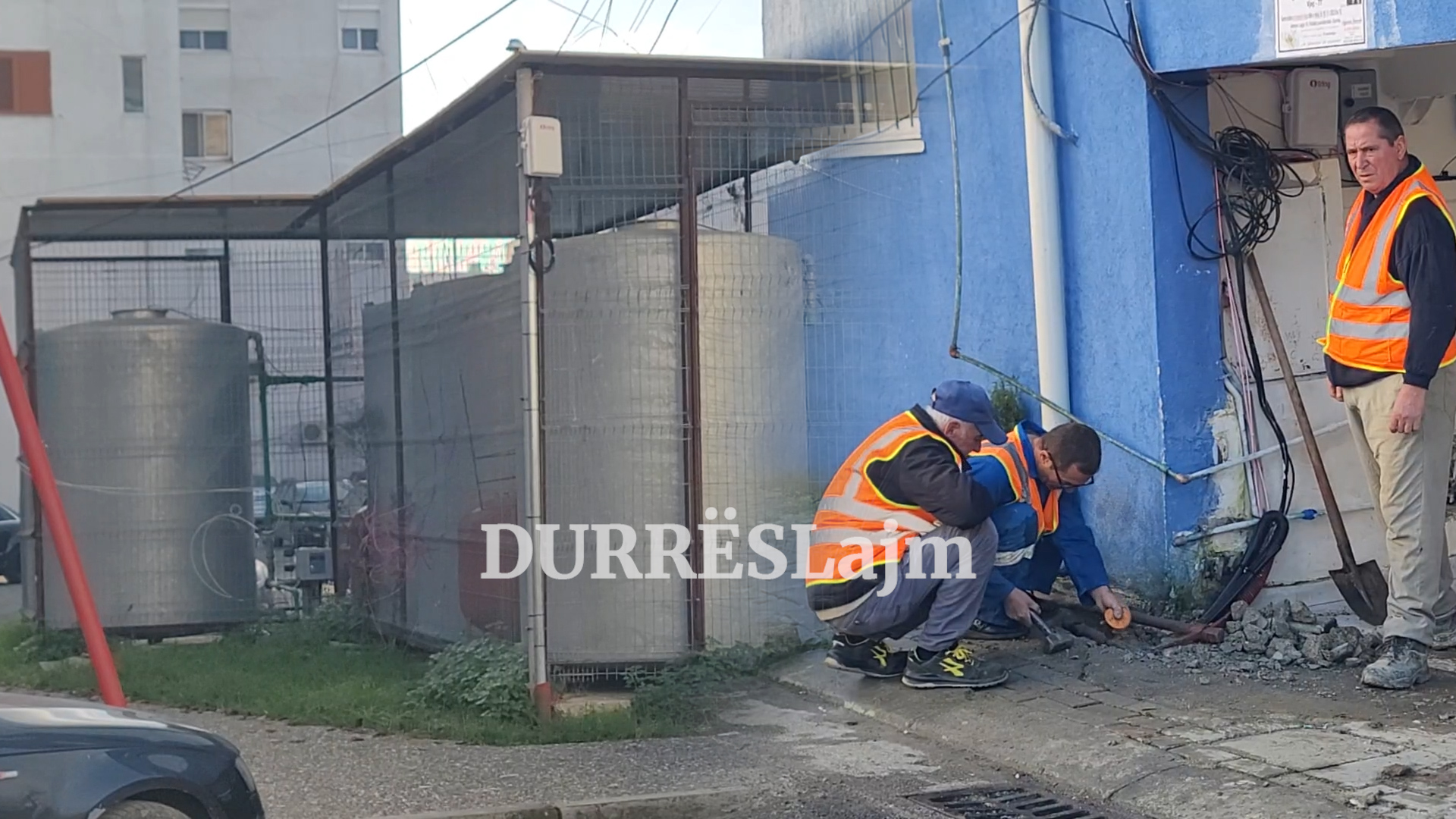 Durrës, nis heqja e depozitave nga taracat e pallateve (VIDEO)