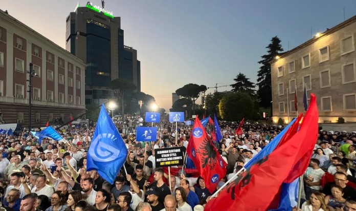 &#8220;Foltorja&#8221; e opozitës para Kryeministrisë, policia del me plan masash për rrugët që bllokohen