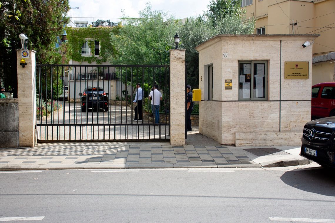 Prokuroria e Tiranës shpall në kërkim kushëririn e Ergys Agasit, hoqi verën miliona euro nga kantina