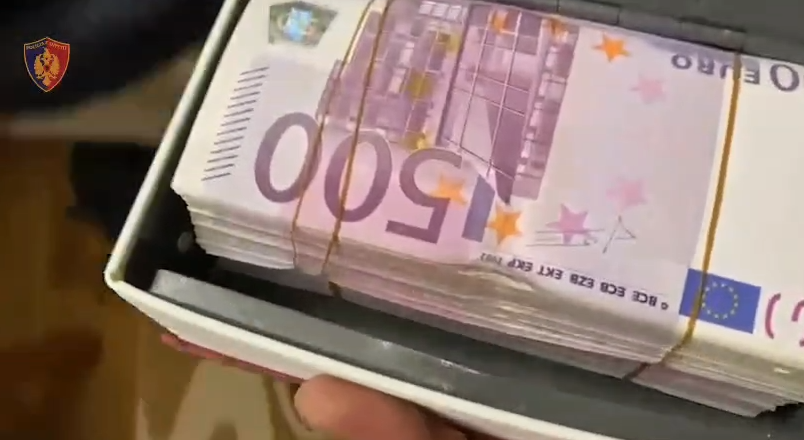 Pako me euro, jelek antiplumb, dylbi dhe armë, dalin pamjet e momentit të arrestimit të anëtarëve të grupit kriminal “Rraja”