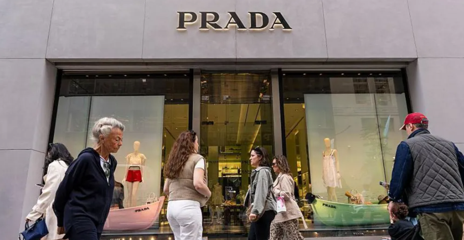 Gjigandi italian i modës Prada blen Versace për 1.38 miliardë dollarë