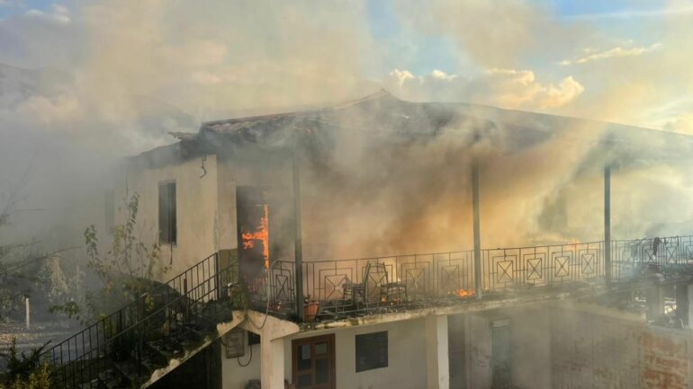 Përfshihet nga flakët një banesë dy katëshe, regjistrohen dëme të shumta materiale