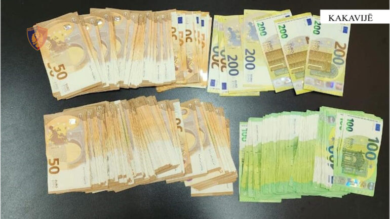 Tentoi të kalonte mbi 22 mijë euro pa i deklaruar, procedohet 54-vjeçari