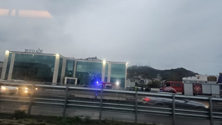 Aksident në autostradën Durrës-Tiranë, makina përplaset me bordurën dhe merr flakë